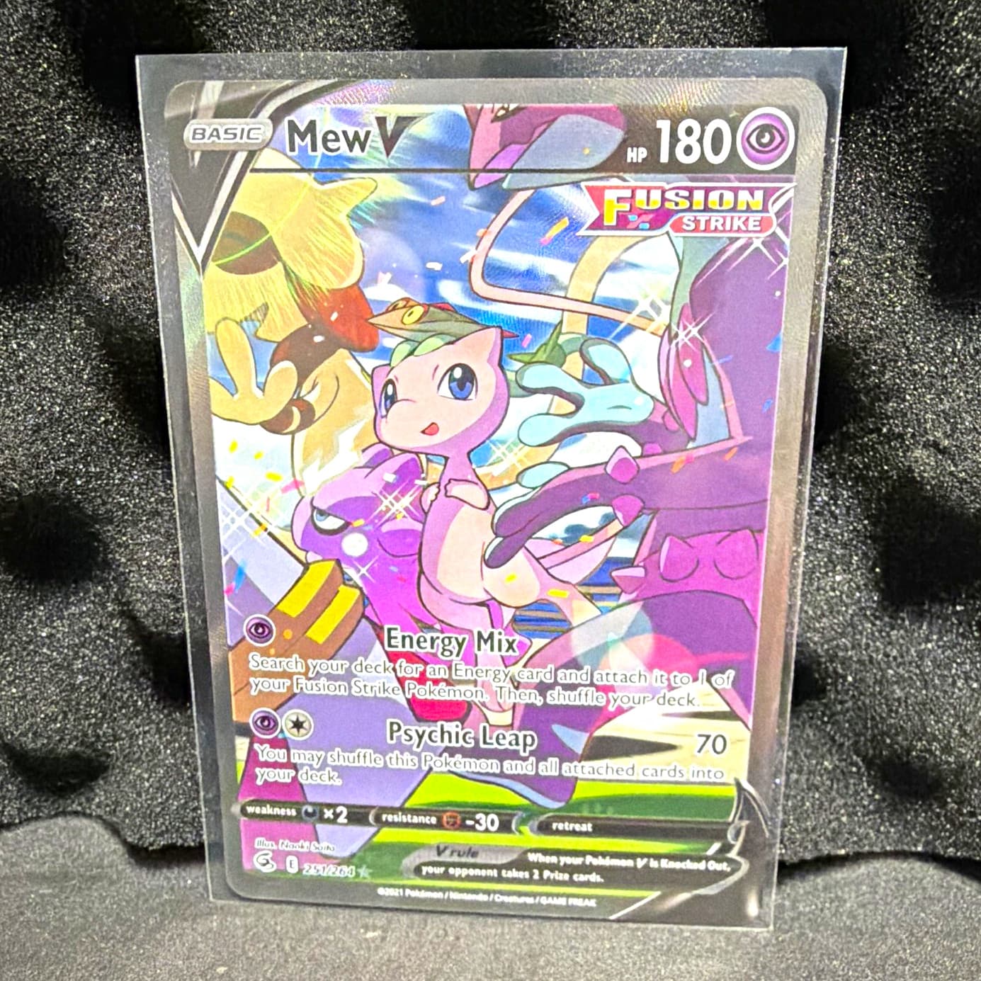 The Pokémon Company Mew V 250/264 Swsh08 Fusion Strike Full Art Holo UR EN 2021