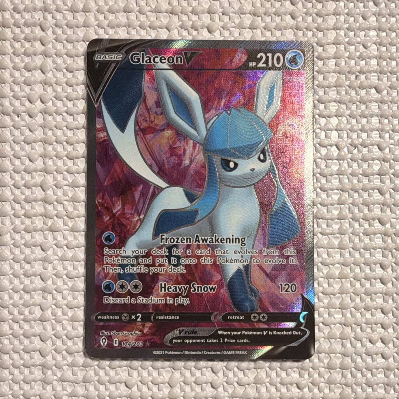 Nintendo Glaceon V 174/203 Evolving Skies Full Art Holo English 210 HP 2021